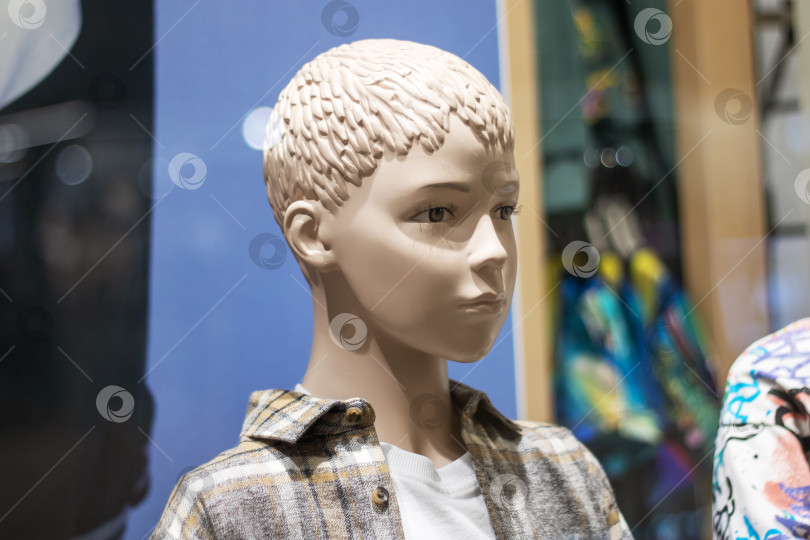 Скачать Детский манекен в яркой одежде в магазине фотосток Ozero