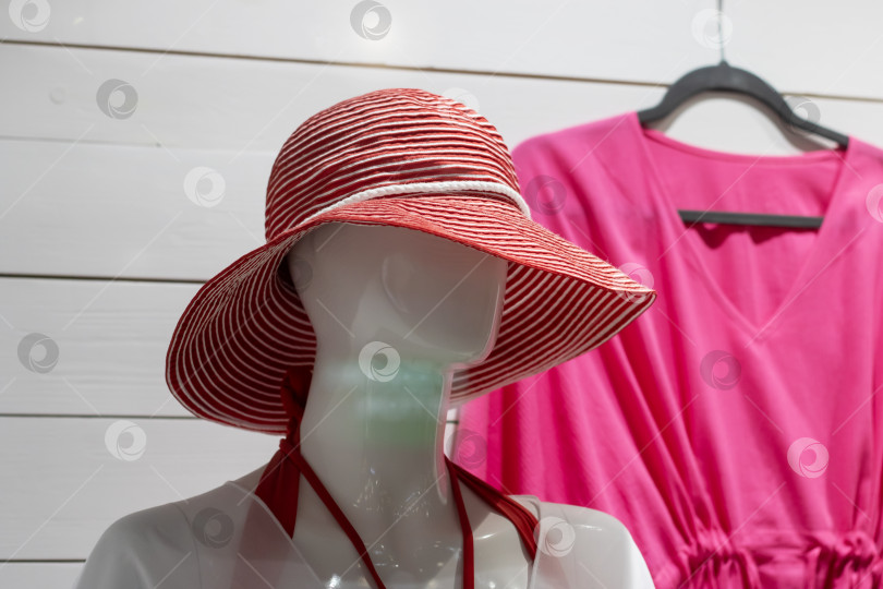 Скачать Женский манекен в розовой пляжной шляпе крупным планом фотосток Ozero