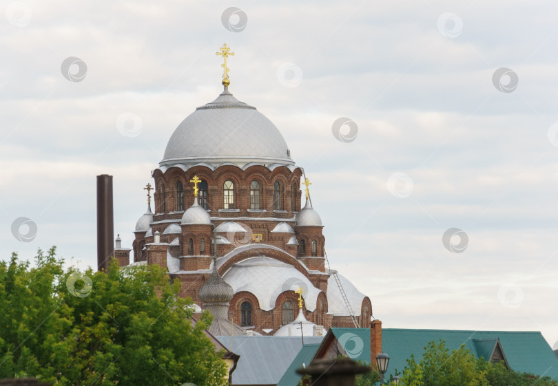 Скачать Купола собора Пресвятой Богородицы "Всех скорбящих радость" в городе-острове Свияжске. 16 век.  Всемирное наследие ЮНЕСКО в России фотосток Ozero