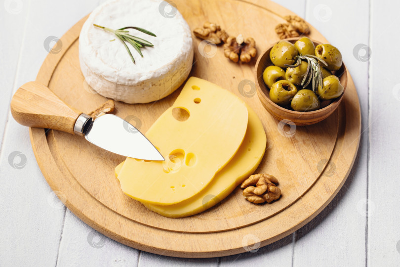 Скачать Нарезанный сыр с оливками и ножом фотосток Ozero