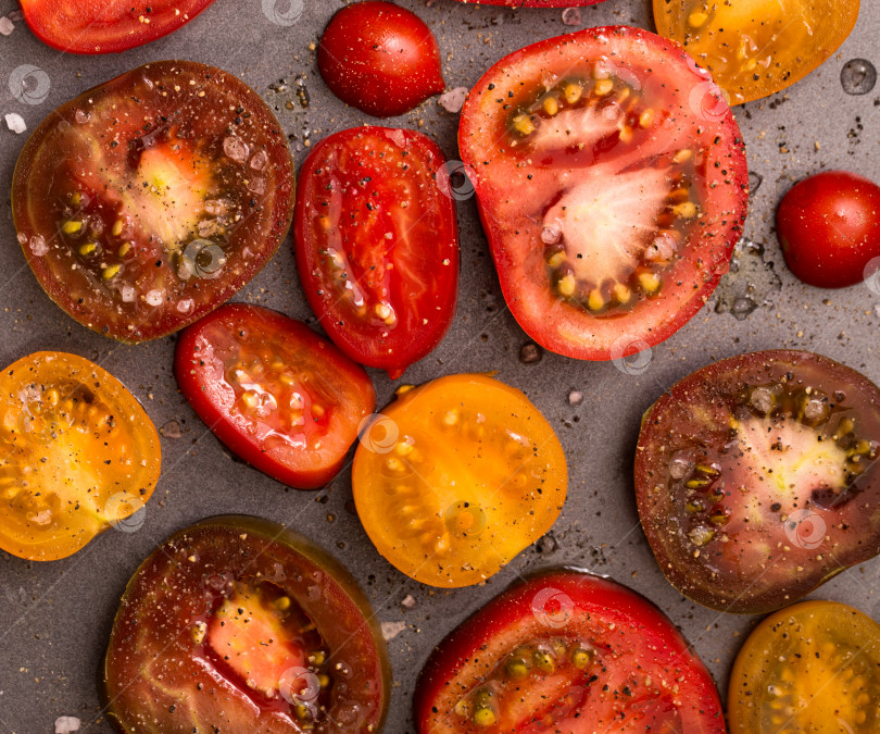 Скачать Нарезанные помидоры крупным планом фотосток Ozero