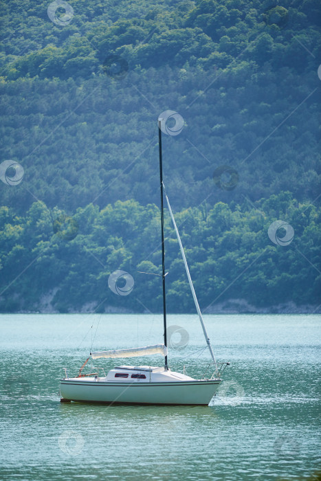 Скачать Небольшая яхта плавает в открытом море или озере. фотосток Ozero