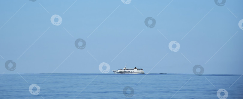 Скачать Движение белой яхты по поверхности моря или океана. Вид сбоку фотосток Ozero