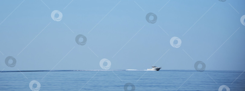 Скачать Движение белой яхты по поверхности моря или океана. Вид сбоку фотосток Ozero