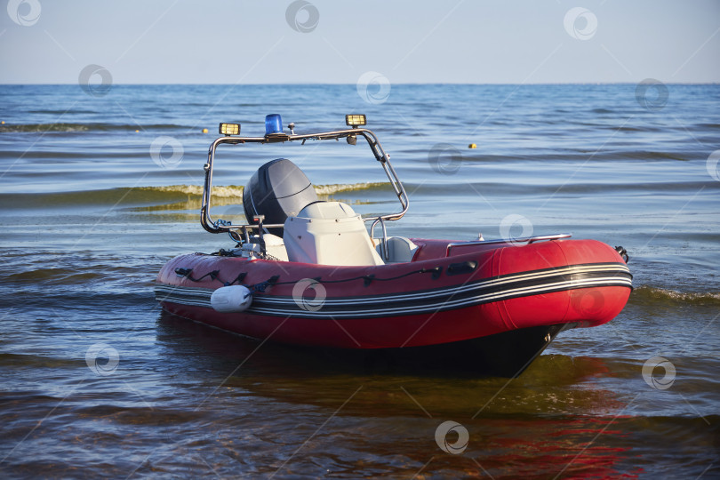 Скачать Надувная лодка с мотором для спасателей. Береговая охрана. Моторная лодка. фотосток Ozero