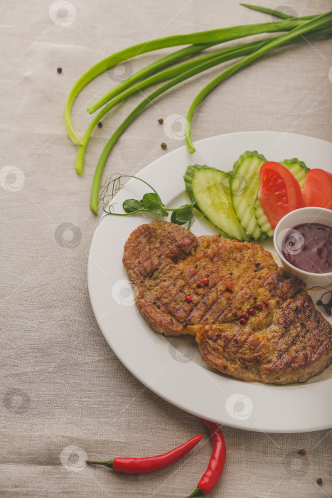 Скачать Мясо с овощами и брусничным соусом. фотосток Ozero