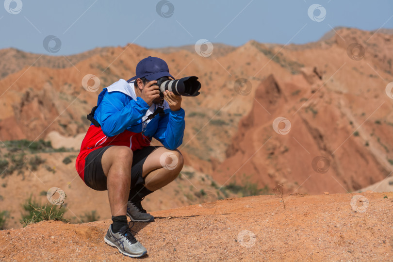 Скачать портрет парня, фотографирующегося на природе. фотосток Ozero