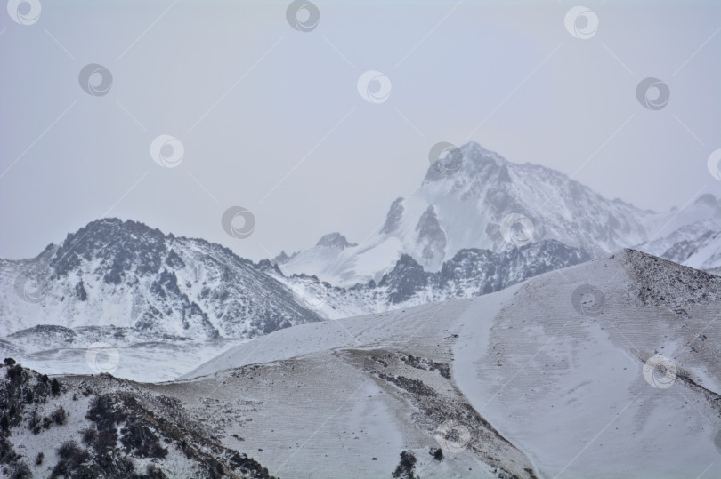 Скачать Горные вершины на закате, ущелье Аламедин, Кыргызстан. Выборочный фокус фотосток Ozero