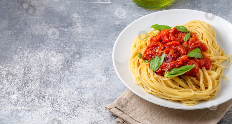 Скачать Спагетти со свежим томатным соусом и базиликом фотосток Ozero