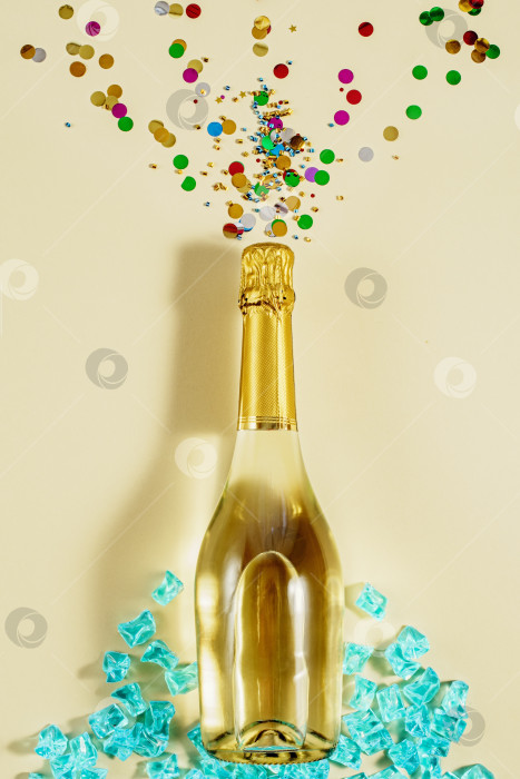 Скачать Бутылка игристого вина с блестящей мишурой фотосток Ozero