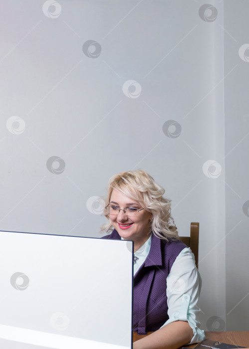 Скачать Красивая деловая женщина в очках работает за компьютером фотосток Ozero