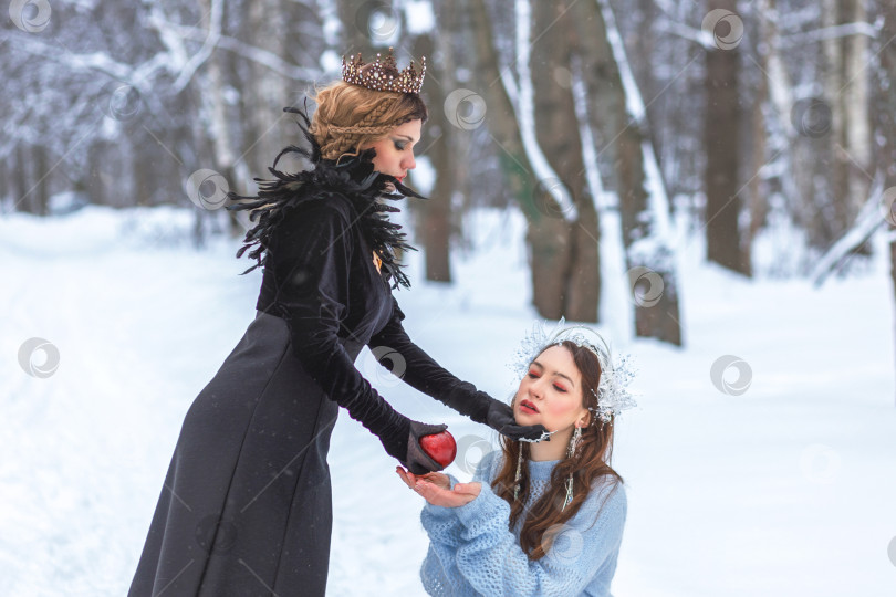 Скачать Темная королева дает Белоснежке отравленное яблоко, ведьма и принцесса Белоснежка фотосток Ozero