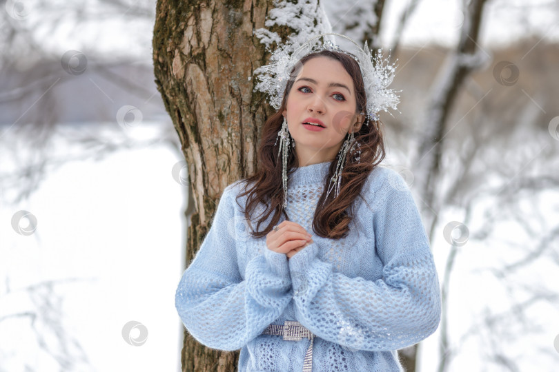 Скачать Принцесса Белоснежка в зимнем лесу. Сказочный персонаж в ярких нарядах. Милая и современная история с эмоциями. фотосток Ozero