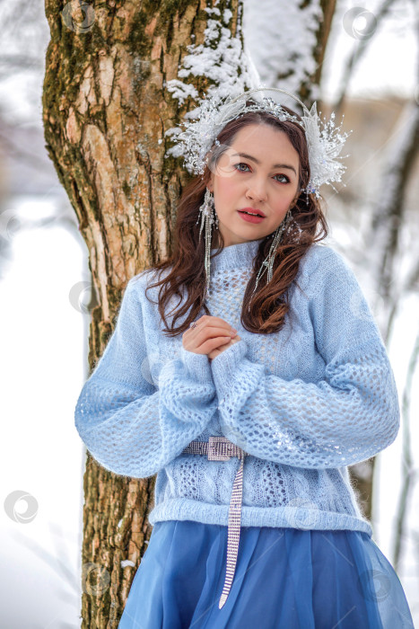 Скачать Принцесса Белоснежка в зимнем лесу. Сказочный персонаж в ярких нарядах. Милая и современная история с эмоциями. фотосток Ozero