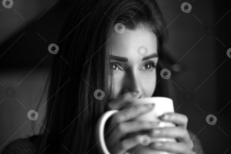 Скачать Женщина пьет кофе из белой кружки фотосток Ozero
