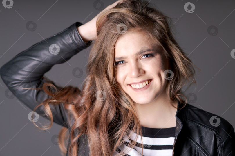 Скачать женщина с длинными каштановыми волосами улыбается и позирует для снимка фотосток Ozero