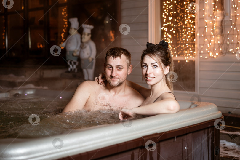 Скачать Мужчина и женщина находятся в горячей ванне, наслаждаясь обществом друг друга фотосток Ozero