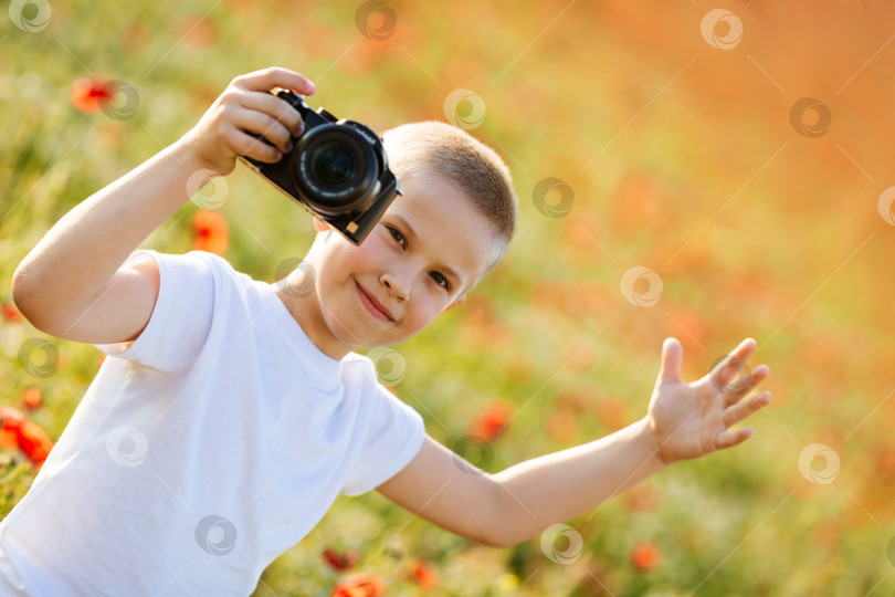 Скачать Маленький мальчик держит в руках фотоаппарат и улыбается фотосток Ozero