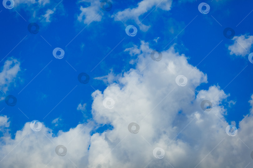 Скачать небо голубое и облачное фотосток Ozero