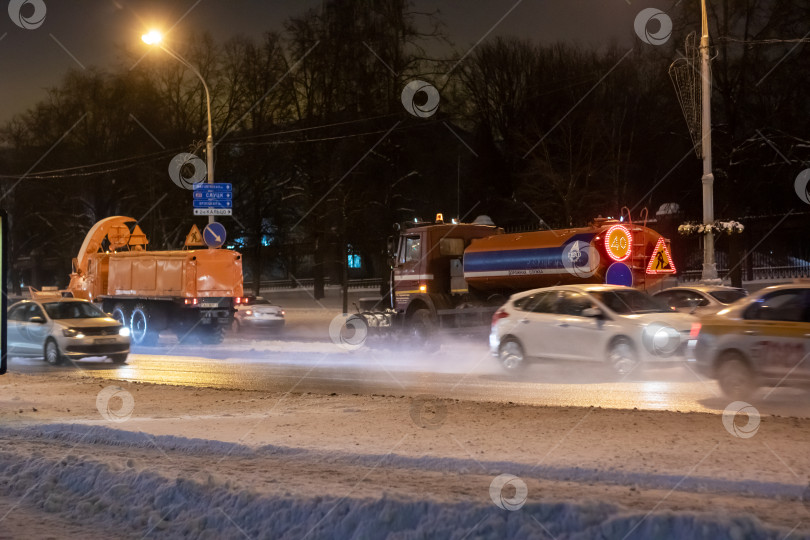 Скачать Беларусь, Минск - 19 января 2024 года: Дорожные работы ночью фотосток Ozero