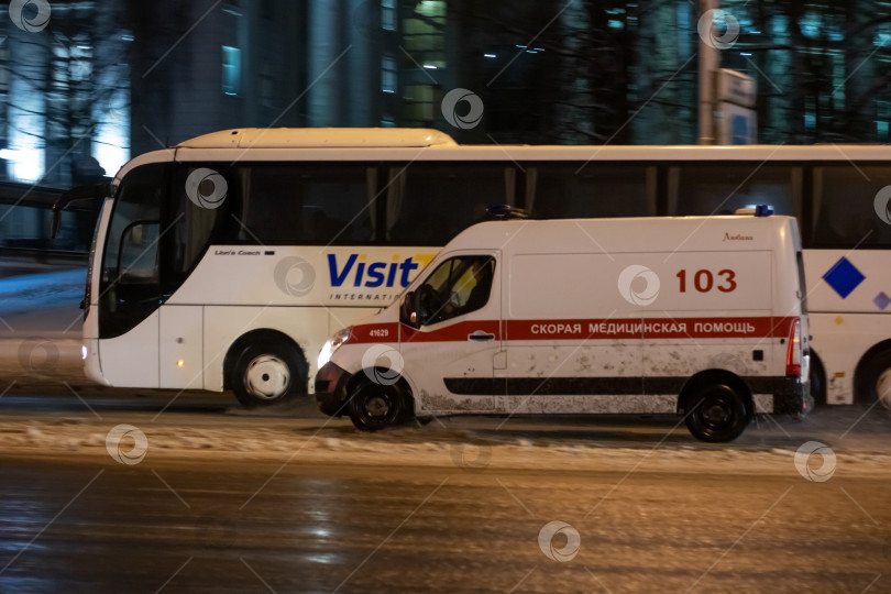 Скачать Беларусь, Минск - 19 января 2024 года: Машина скорой помощи на дороге ночью фотосток Ozero