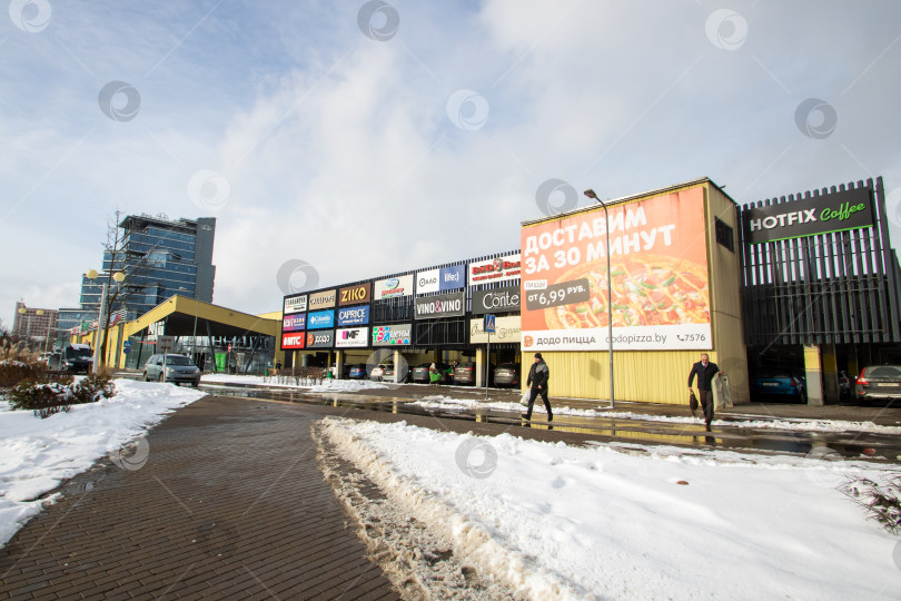Скачать Беларусь, Минск - 07 февраля 2024 года: Фасад торгового центра "Скала" фотосток Ozero