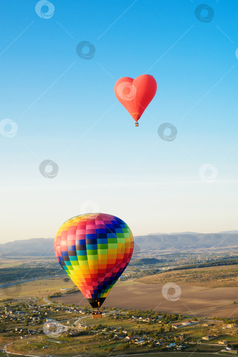 Скачать Разноцветные воздушные шары парят в небе над Крымом фотосток Ozero