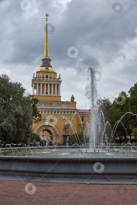 Скачать Санкт-Петербург, Россия - 01 сентября 2023 года: Фонтан в Александровском саду рядом с Адмиралтейством. фотосток Ozero