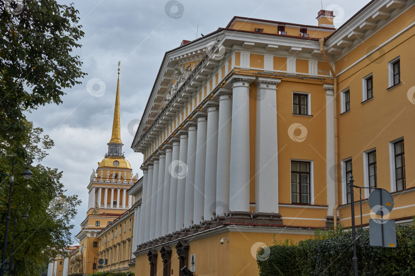 Скачать Санкт-Петербург, Россия - 01 сентября 2023 года: Прогулка по Александровскому саду возле Адмиралтейства. фотосток Ozero