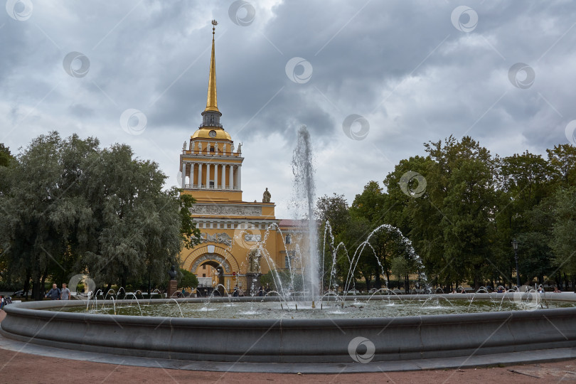 Скачать Санкт-Петербург, Россия - 01 сентября 2023 года: Фонтан в Александровском саду рядом с Адмиралтейством. фотосток Ozero
