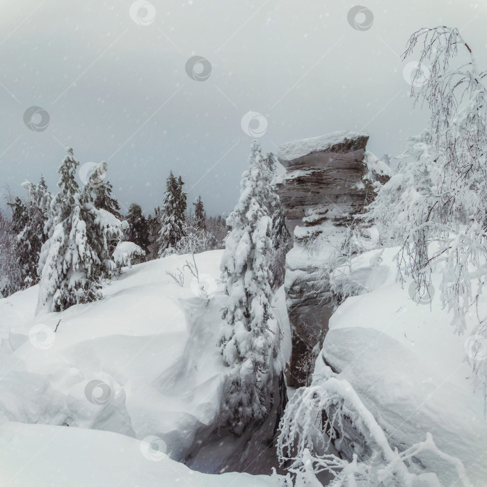 Скачать Большая гранитная скала замерзла и покрыта снегом. фотосток Ozero