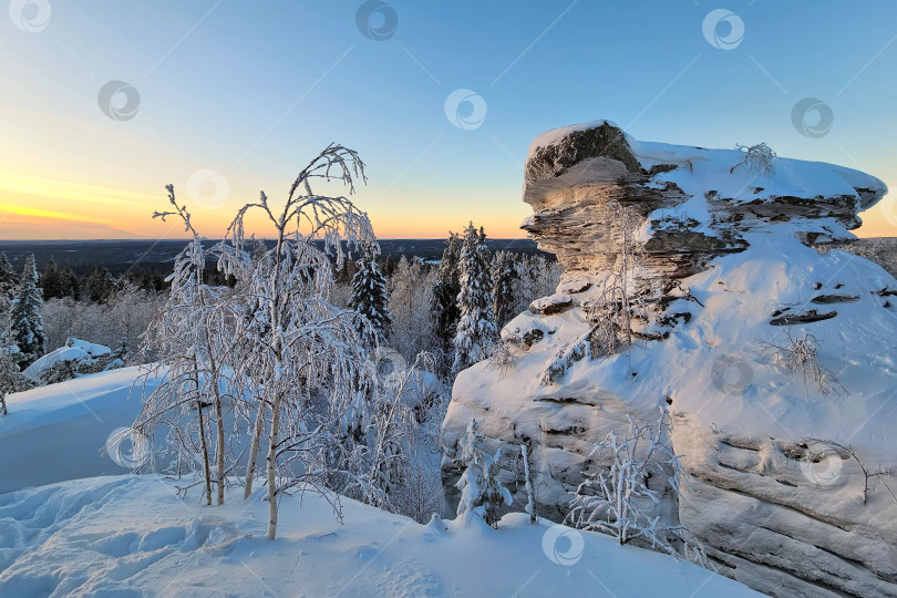 Скачать Удивительный заснеженный каменный утес на закате. фотосток Ozero