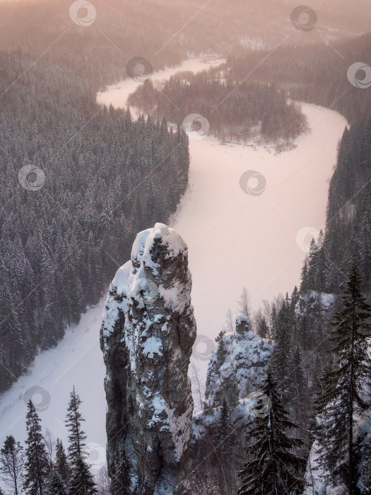 Скачать Прекрасный зимний вид на реку с вершины. фотосток Ozero