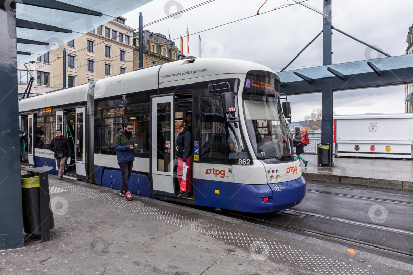 Скачать Синий трамвай на остановке на улице в Женеве фотосток Ozero