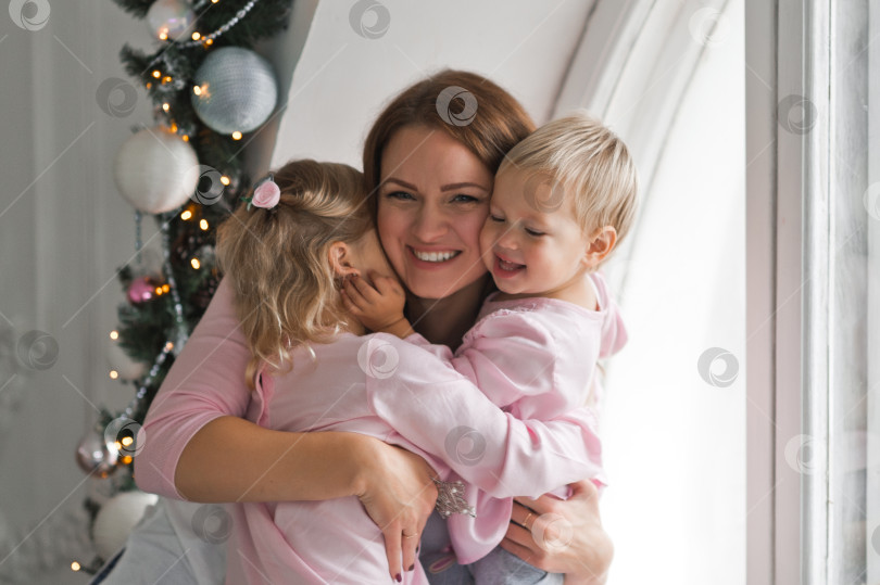Скачать Младенцы нежно обнимают свою любимую маму в 2015 году. фотосток Ozero
