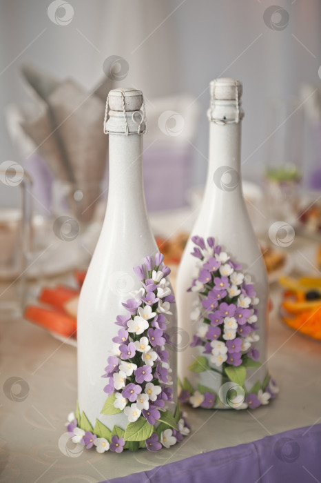 Скачать Красивым цветком украшены бутылки шампанского 2205. фотосток Ozero