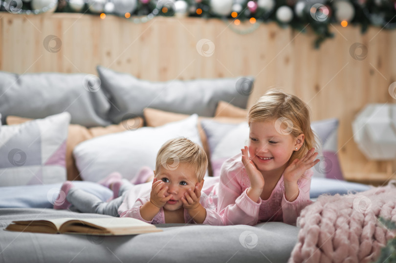 Скачать Старшая сестра читает сказки на ночь младшей сестре 2049. фотосток Ozero