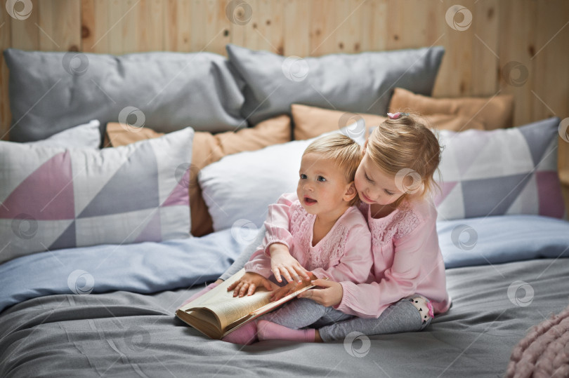 Скачать Старшая сестра читает сказки на ночь младшей сестре 2057. фотосток Ozero