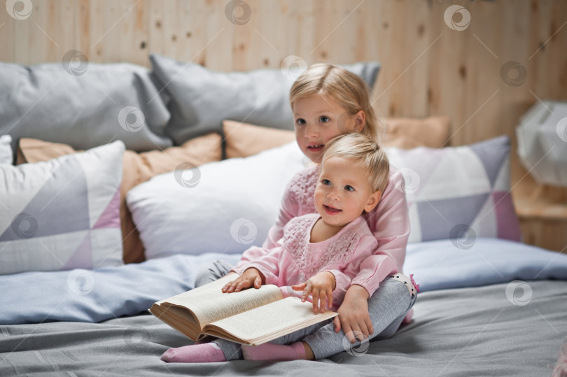 Скачать Старшая сестра читает сказки на ночь младшей сестре 2058. фотосток Ozero