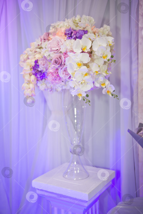 Скачать Декоративные букеты цветов в вазах в качестве украшения свадебного стола фотосток Ozero