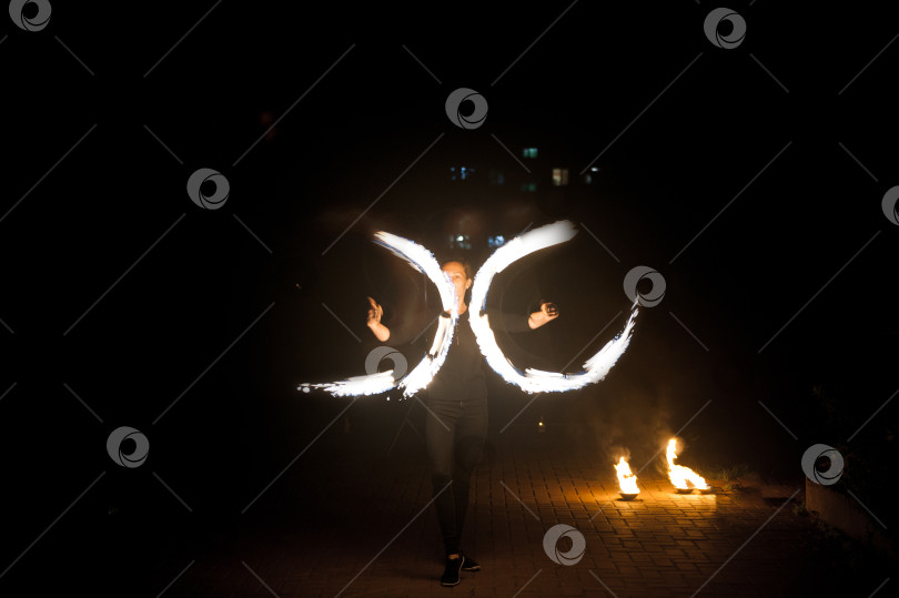Скачать Факир с факелами показывает фокусы 1986 года. фотосток Ozero
