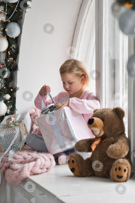 Скачать Дарите детям подарки на Рождество и Новый 2089 год. фотосток Ozero