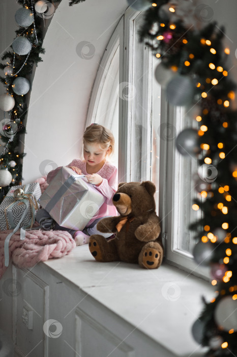 Скачать Дарите детям подарки на Рождество и Новый 2090 год. фотосток Ozero