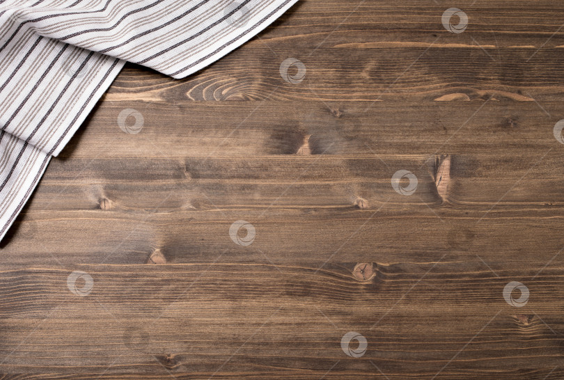 Скачать Полосатое кухонное полотенце на деревянном столе фотосток Ozero