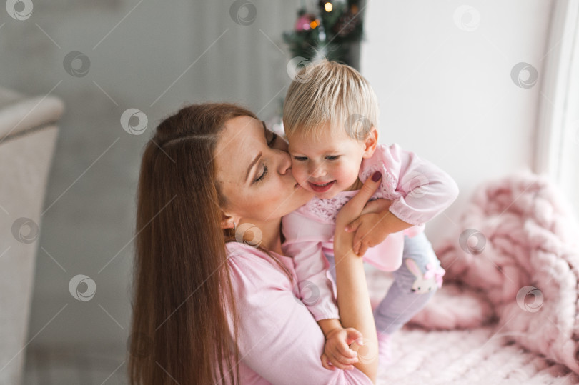 Скачать Мама целует маленькую дочку в щеку 2079. фотосток Ozero