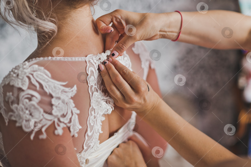 Скачать Мама помогает своей дочери надеть свадебное платье 1942 года выпуска. фотосток Ozero