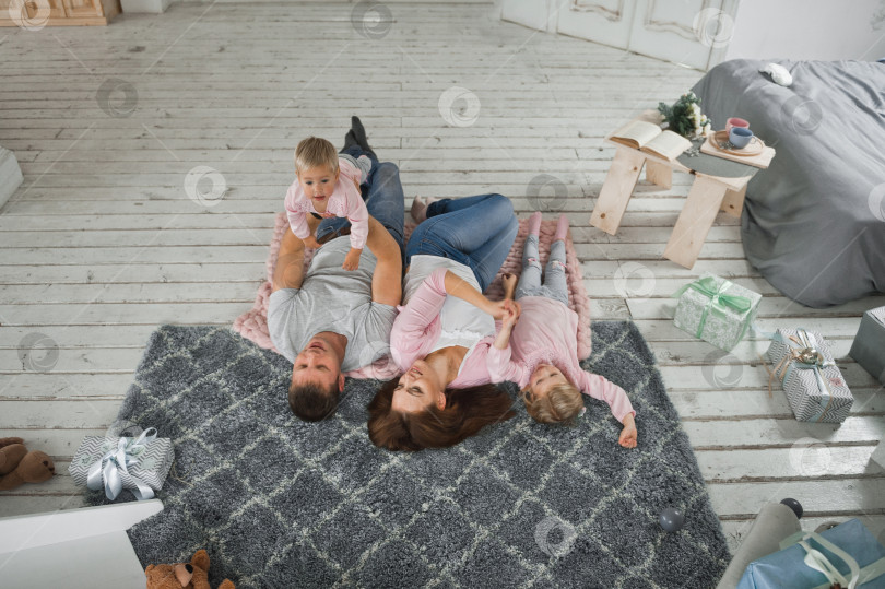 Скачать Мама, папа и две дочери счастливо отдыхают в новогодние каникулы фотосток Ozero