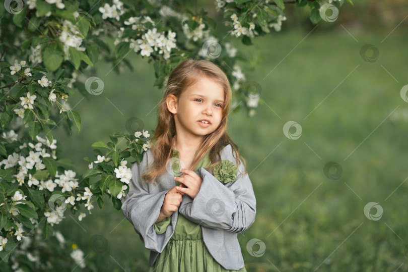 Скачать Портрет маленькой девочки весной среди цветущих деревьев, 1804. фотосток Ozero