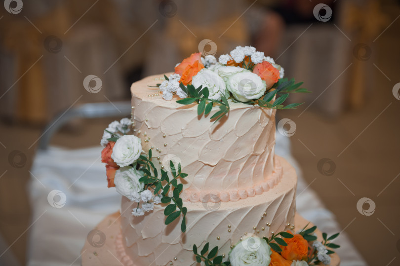 Скачать Красивый трехъярусный торт, украшенный яркими цветами 2138. фотосток Ozero