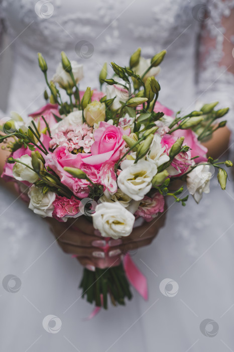 Скачать Нежный букет из розовых и белых цветов в руках невесты 214 фотосток Ozero